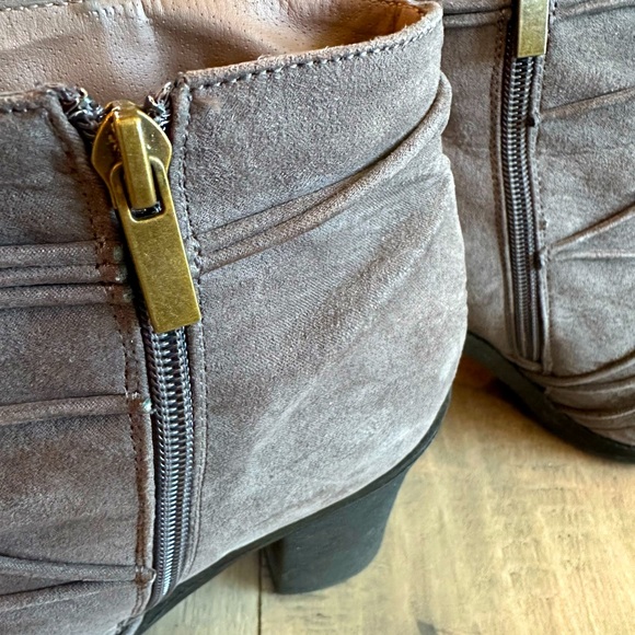 Adorable suede ankle boot with strappy detailing size 10 EUC - Picture 5 of 7